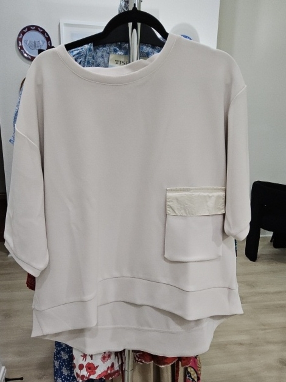 Joh Cream Short-Sleeve Pocket Sweatshirt